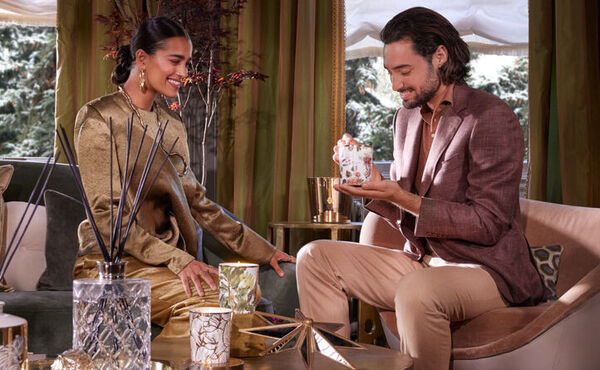 /Magazine/2022/December/header/Our-expert-guide-to-scenting-your-home-for-the-festive-season.jpg