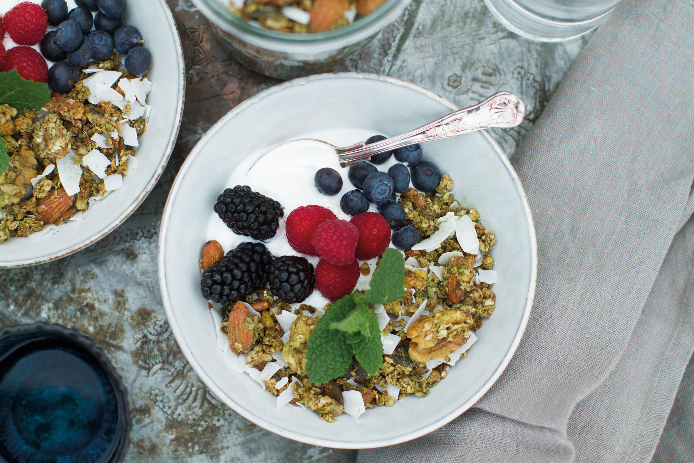 Matcha banana granola with red fruit and (coconut) yogurt