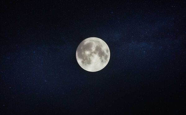 /Magazine/2018-04-23_Namaste_Full-Moon.jpg